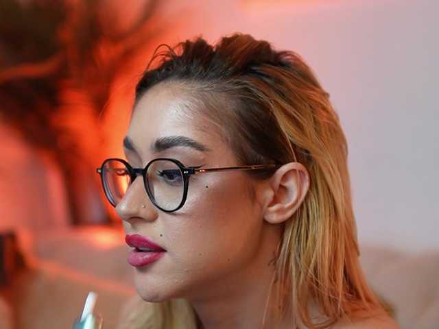 AileenKiss's BongaCams show and profile