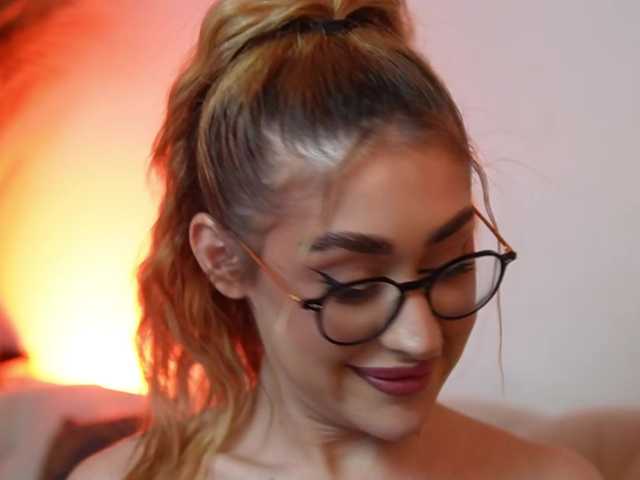 AileenKiss's BongaCams show and profile