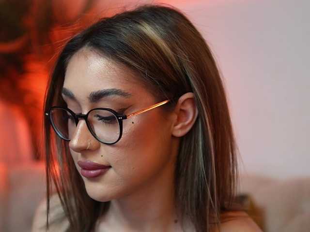 AileenKiss's BongaCams show and profile