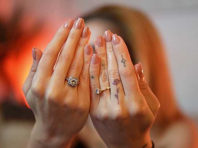 AileenKiss's BongaCams show and profile