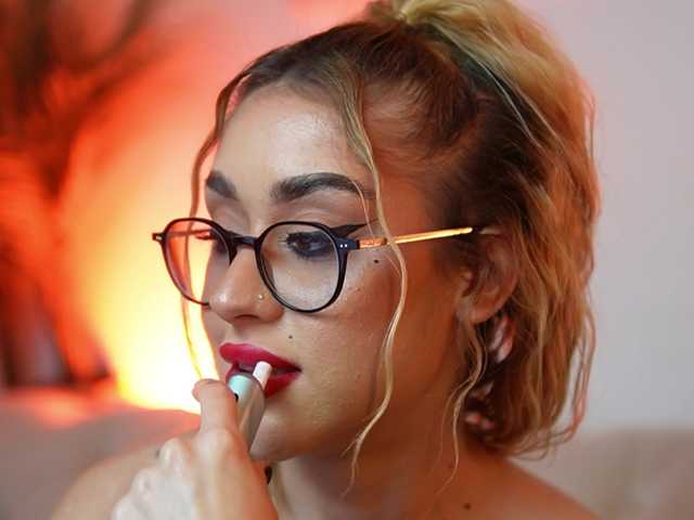 AileenKiss's BongaCams show and profile