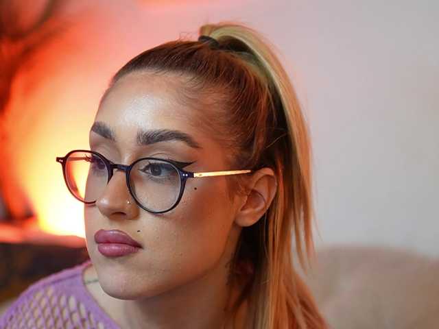 AileenKiss's BongaCams show and profile
