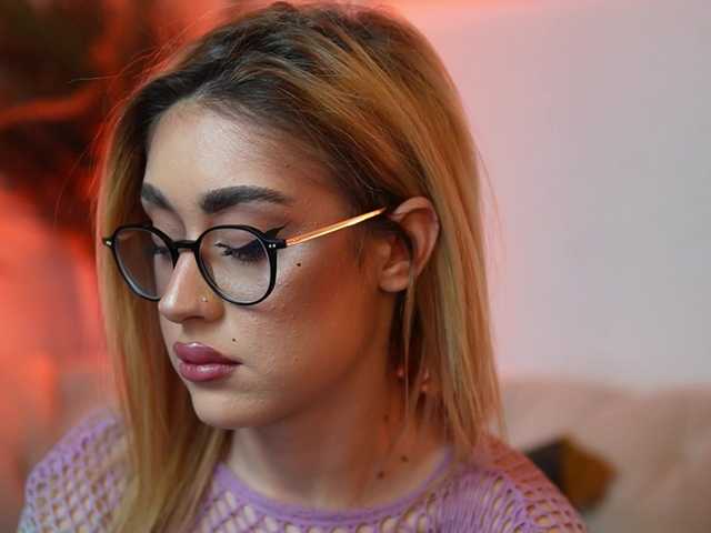 AileenKiss's BongaCams show and profile