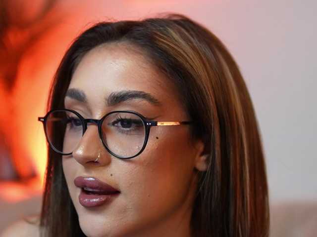 AileenKiss's BongaCams show and profile