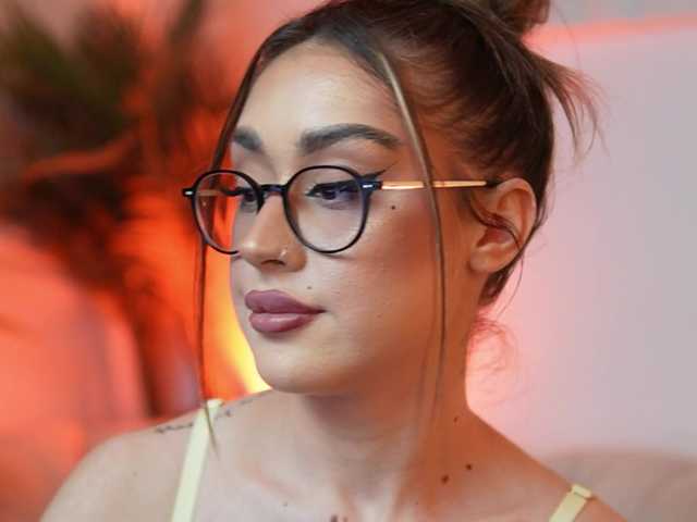 AileenKiss's BongaCams show and profile