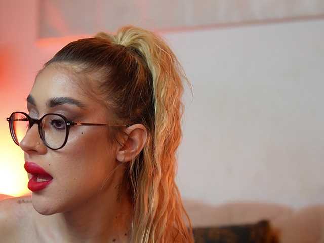 AileenKiss's BongaCams show and profile