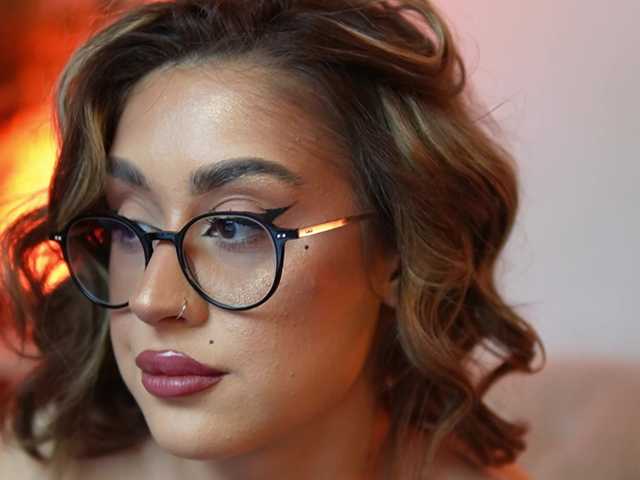 AileenKiss's BongaCams show and profile