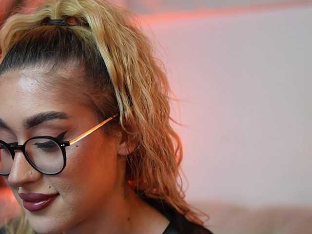 AileenKiss's BongaCams show and profile