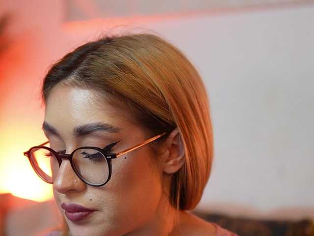 AileenKiss's BongaCams show and profile