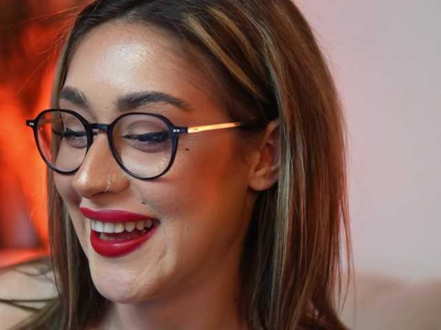 AileenKiss's BongaCams show and profile