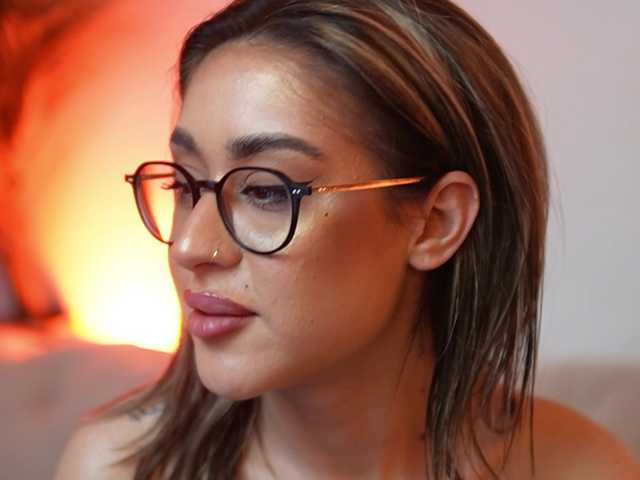 AileenKiss's BongaCams show and profile