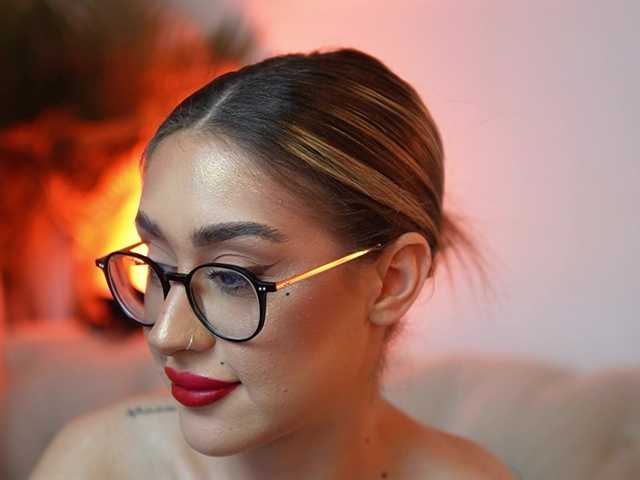 AileenKiss's BongaCams show and profile