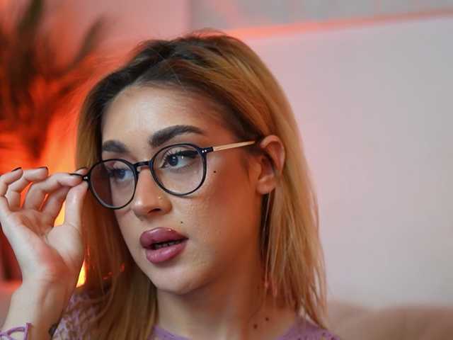 AileenKiss's BongaCams show and profile