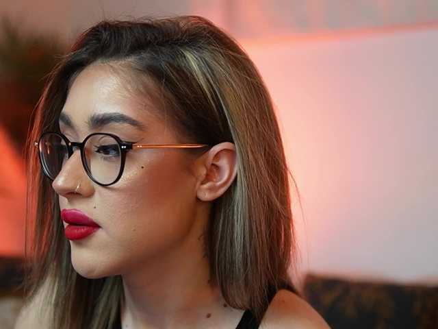 AileenKiss's BongaCams show and profile