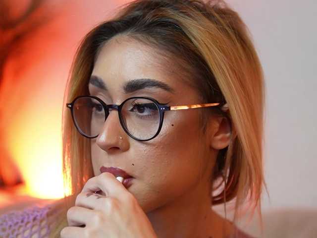 AileenKiss's BongaCams show and profile