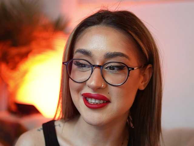 AileenKiss's BongaCams show and profile