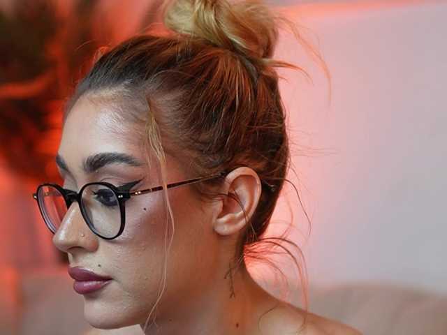 AileenKiss's BongaCams show and profile