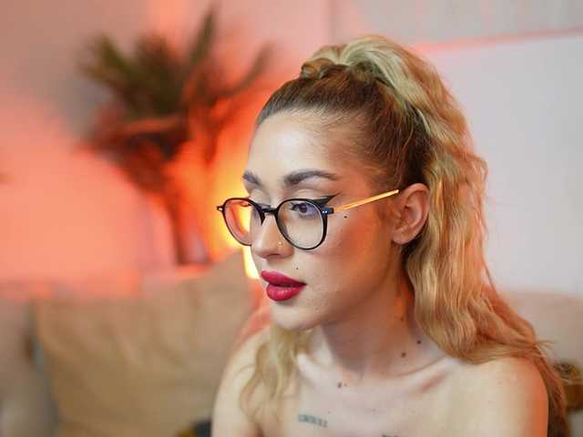 AileenKiss's BongaCams show and profile