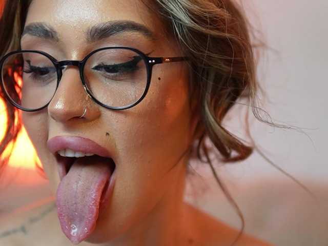 AileenKiss's BongaCams show and profile