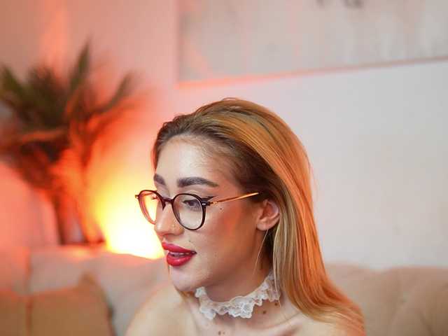 AileenKiss's BongaCams show and profile