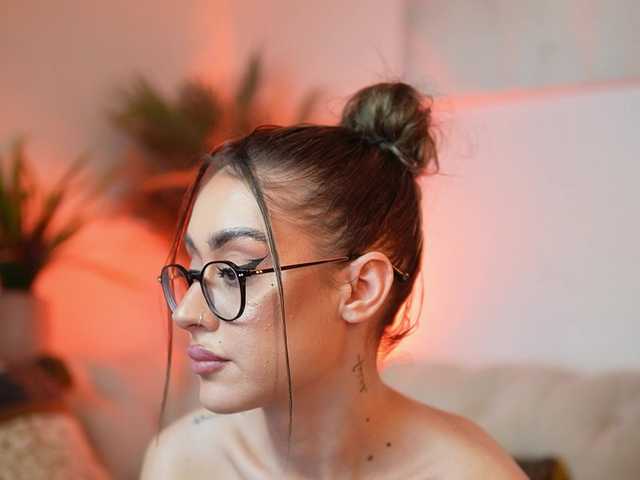 AileenKiss's BongaCams show and profile