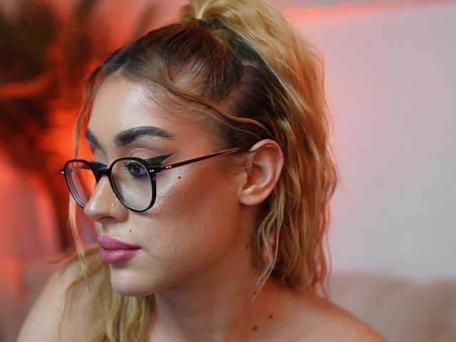 AileenKiss's BongaCams show and profile