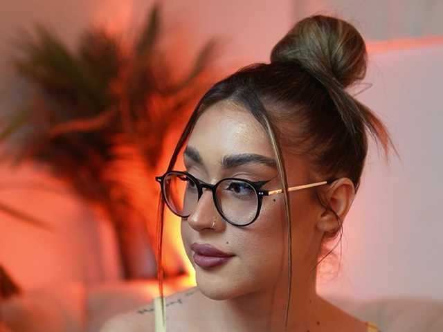 AileenKiss's BongaCams show and profile