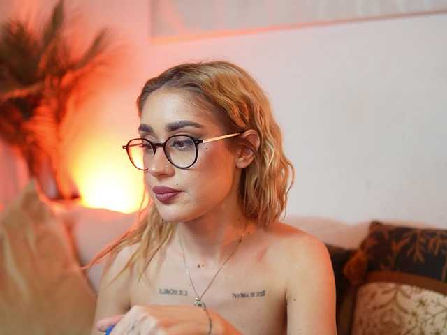 AileenKiss's BongaCams show and profile