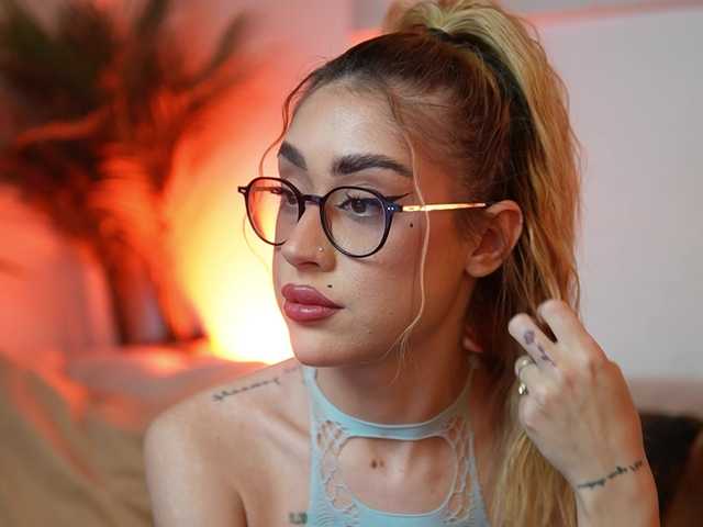 AileenKiss's BongaCams show and profile