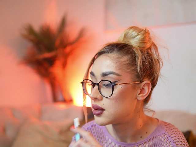 AileenKiss's BongaCams show and profile