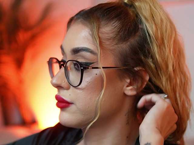 AileenKiss's BongaCams show and profile