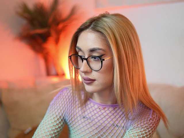 AileenKiss's BongaCams show and profile