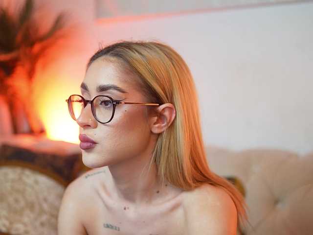 AileenKiss's BongaCams show and profile