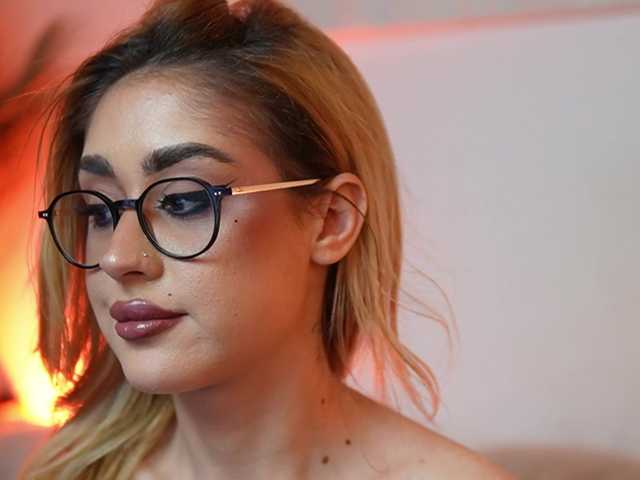 AileenKiss's BongaCams show and profile