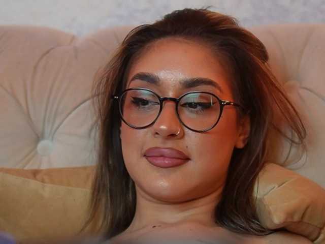 AileenKiss's BongaCams show and profile