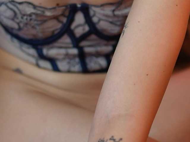 AileenKiss's BongaCams show and profile