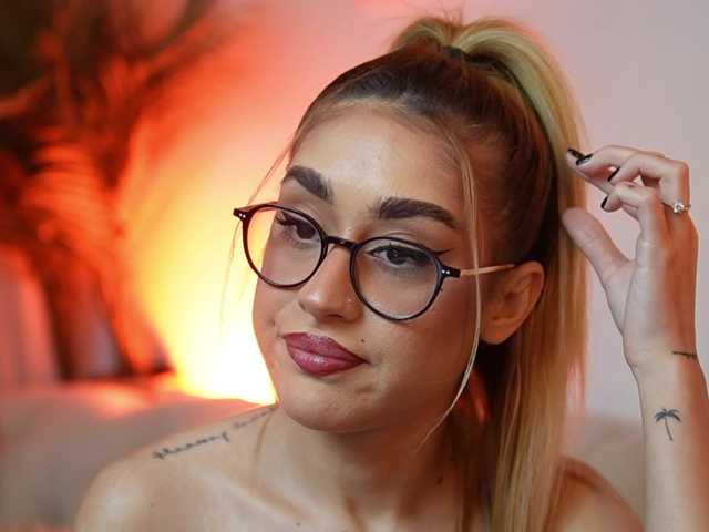 AileenKiss's BongaCams show and profile