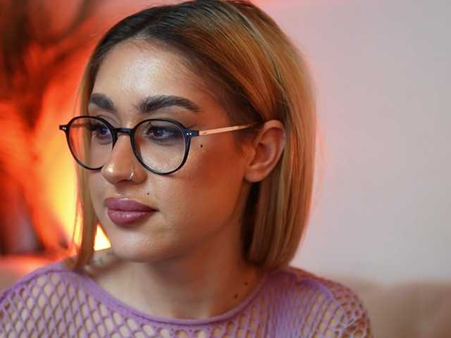 AileenKiss's BongaCams show and profile