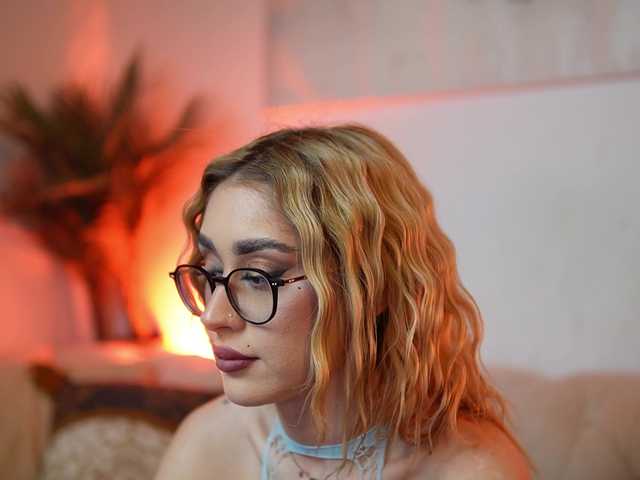 AileenKiss's BongaCams show and profile