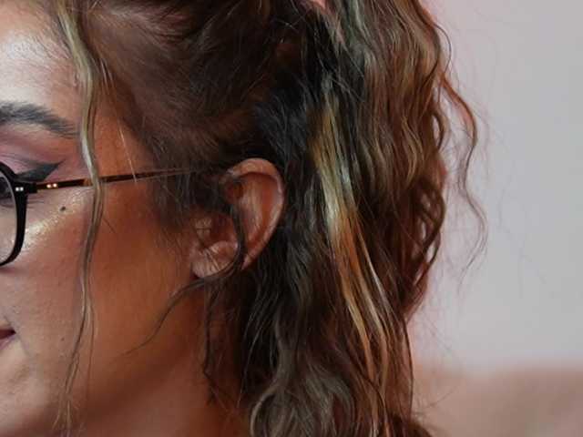 AileenKiss's BongaCams show and profile