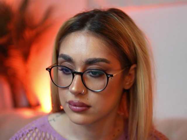 AileenKiss's BongaCams show and profile