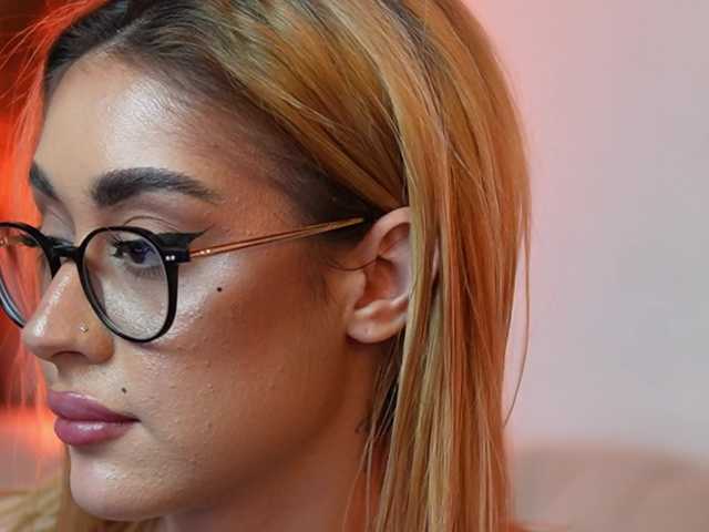 AileenKiss's BongaCams show and profile