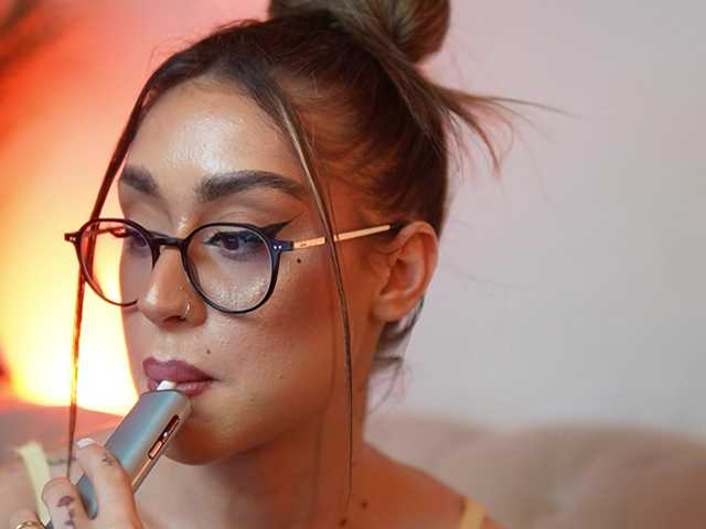 AileenKiss's BongaCams show and profile