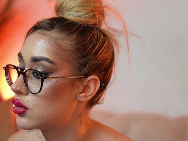 AileenKiss's BongaCams show and profile