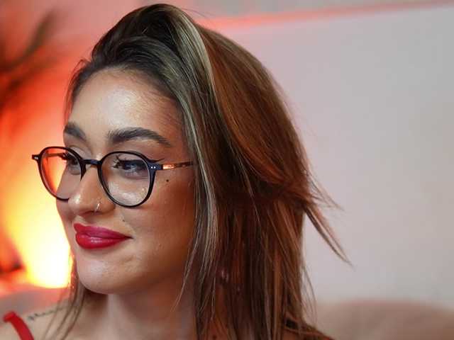 AileenKiss's BongaCams show and profile