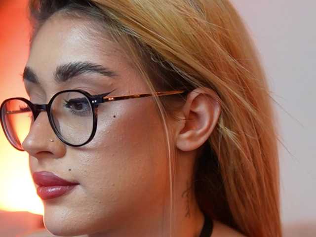 AileenKiss's BongaCams show and profile