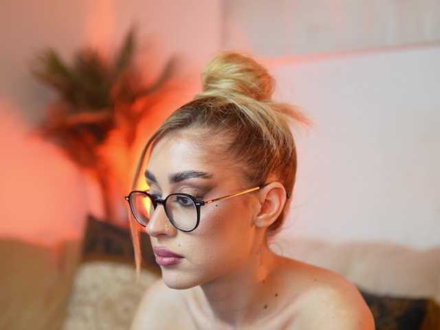 AileenKiss's BongaCams show and profile