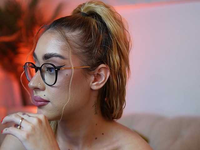 AileenKiss's BongaCams show and profile