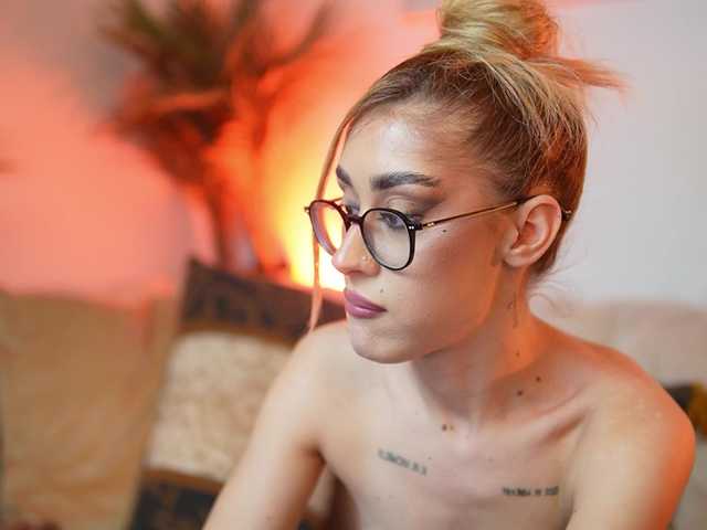 AileenKiss's BongaCams show and profile