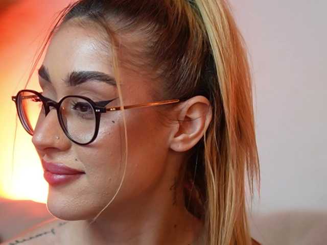 AileenKiss's BongaCams show and profile